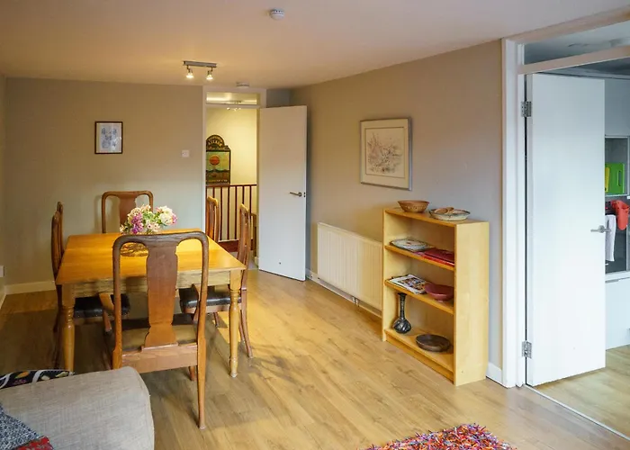 Bright Spacious 2 Bedroom Apartment In Stockbridge