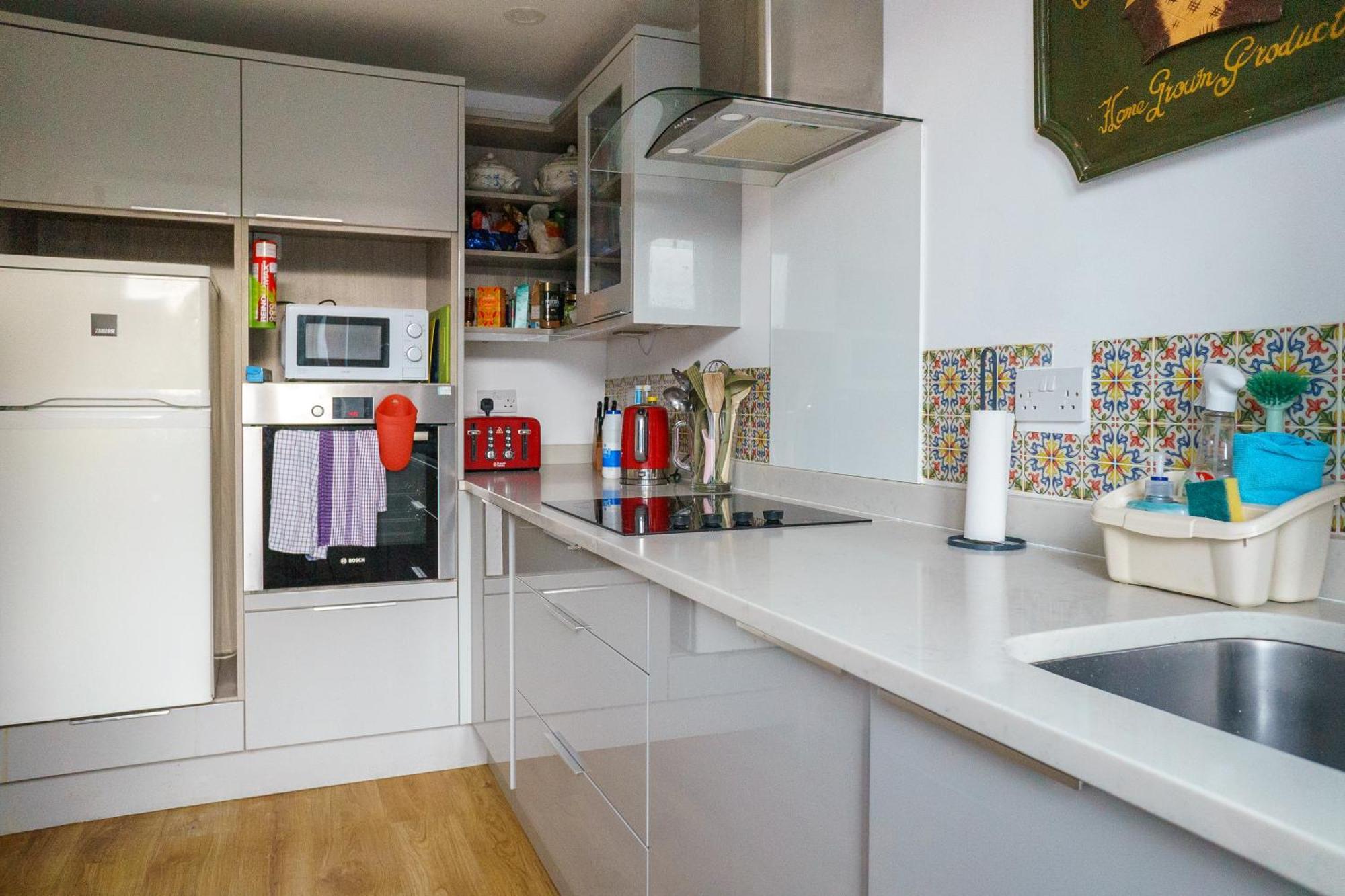 Апартаменты Bright Spacious 2 Bedroom In Stockbridge Эдинбург
